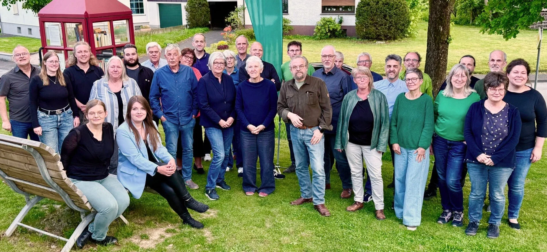Gruppenfoto der Mitglieder des Kreisverbands Olpe von Bündnis 90/Die Grünen auf einer Wiese